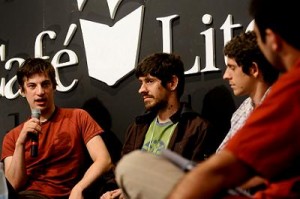 Dash Shaw, Gabriel Bá e Fábio Moon no Café Literário / Divulgação Gingafotos