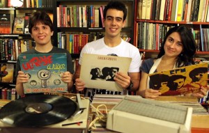 Felipe Rosenvald (à esq.), Lucas Gibson e Gabriela Andrea com discos que completam 25 anos em 2010 / Gustavo Stephan